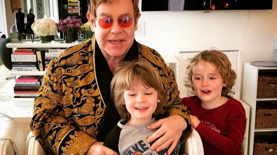 Elton John so svojimi synmi v roku 2017