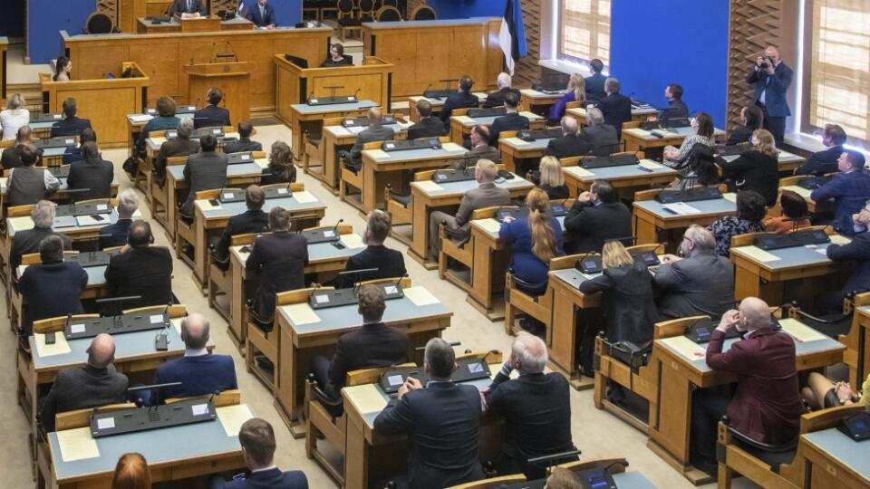 i estónskeho parlamentu 13. apríla 2022 v Tallinne. FOTO TASR/AP
Estonian lawmakers listen to Ukrainian President Volodymyr Zelenskyy speaking in a virtual address to the Estonian parliament in Tallinn, Estonia, Wednesday, April 13, 2022. (AP Photo/Raul Mee)