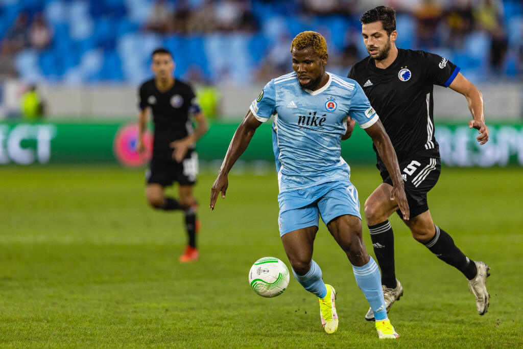 Na snímke Ezekiel Henty a Davit Khocholava počas zápasu F skupiny Európskej konferenčnej ligy medzi ŠK Slovan Bratislava a FC Kodaň.