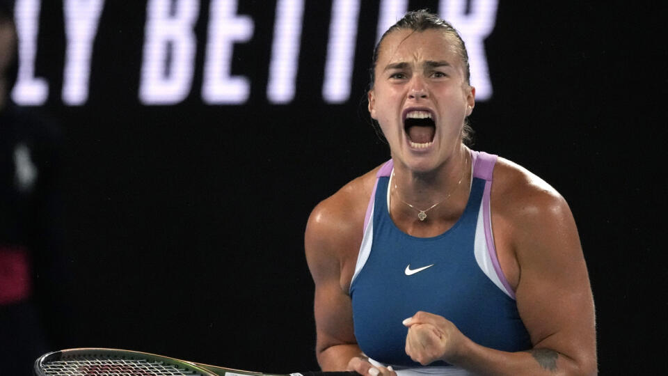 JB 4 Melbourne - Bieloruská tenistka Aryna Sobolenková reaguje po bodovom zisku v zápase proti Kazaške Jelene Rybakinovej vo finále dvojhry žien na grandslamovom turnaji Australian Open v Melbourne 28. januára 2023. FOTO TASR/AP
Aryna Sabalenka of Belarus reacts after winning a point against Elena Rybakina of Kazakhstan in the women's singles final at the Australian Open tennis championship in Melbourne, Australia, Saturday, Jan. 28, 2023. (AP Photo/Aaron Favila)