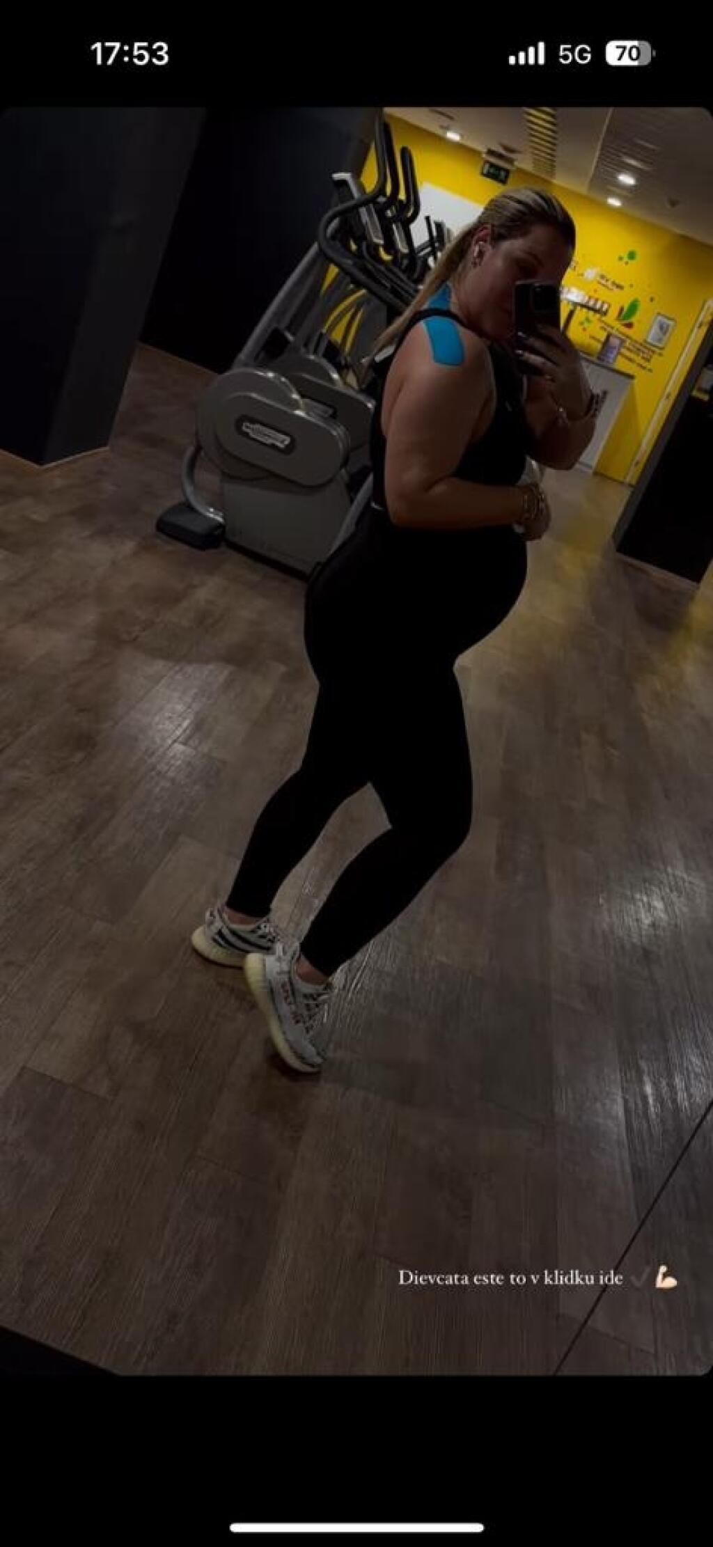 Dominika chodí do fitka až príliš často. Minimálne raz za deň na Instagram pridá príbeh v ktorom cvičí s vypuklým bruškom.