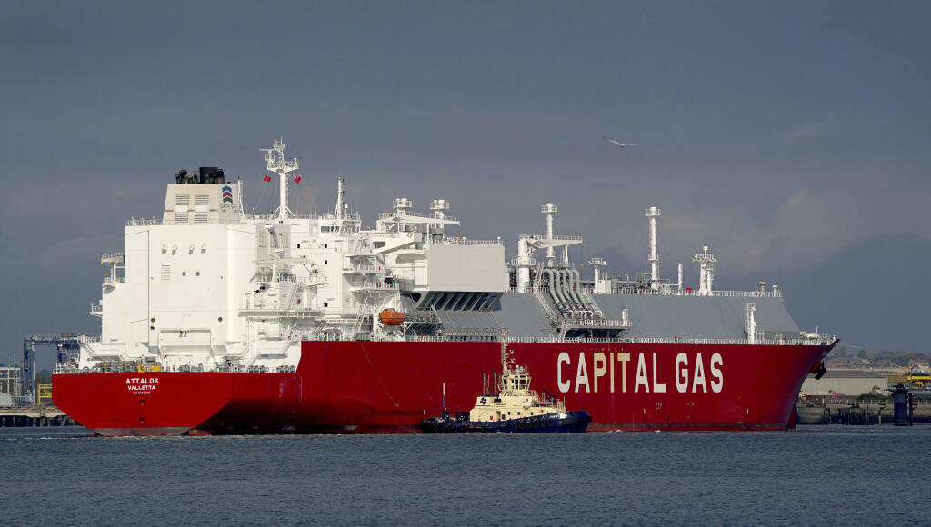 PK 31 Isle of Grain - Na snímke nákladná loď Attalos prevážajúca skvapalnený zemný plyn (LNG) prichádza k nákladnému terminálu v Isle of Grain, východne od Londýne, 24. augusta 2022. Loď vyplávala z Austrálie a prepravila náklad, ktorý pochádza z ropného poľa North West Shelf Venture. FOTO TASR/AP

The LNG (liquefied natural gas) ship, Attalos, arrives at the Isle of Grain terminal, east of London, Wednesday Aug. 24, 2022, after travelling from Australia carrying a cargo that originated at the N