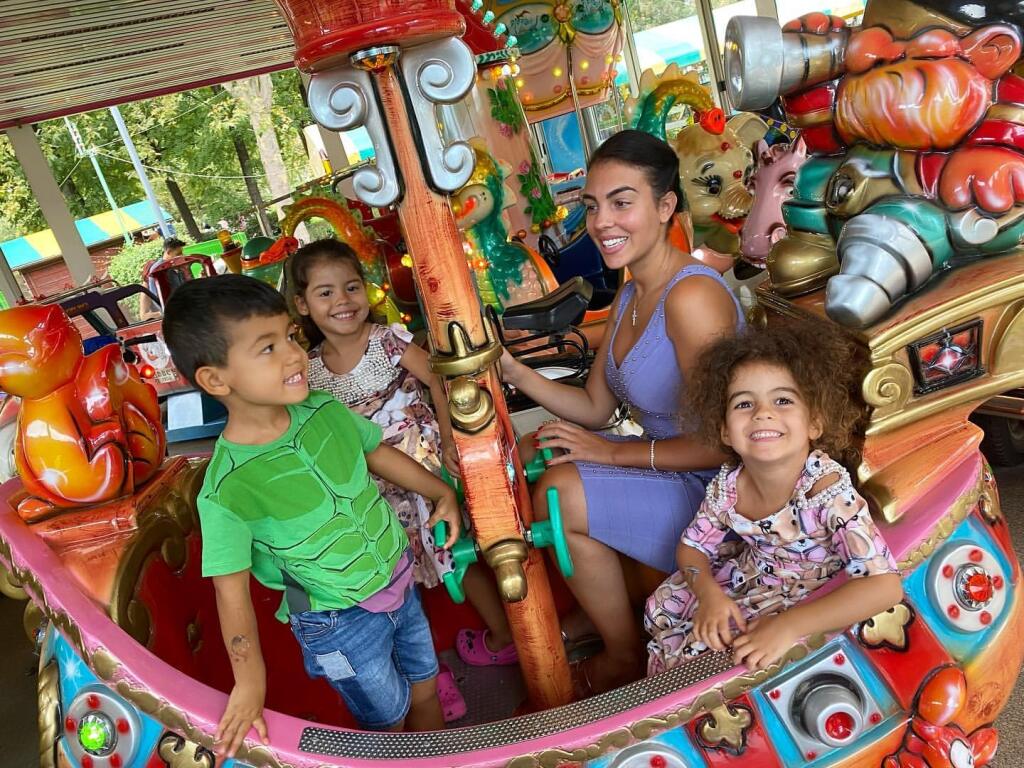 Cristiano Ronaldo a Georgina Rodriguez spolu vychovávajú zatiaľ štyri deti.