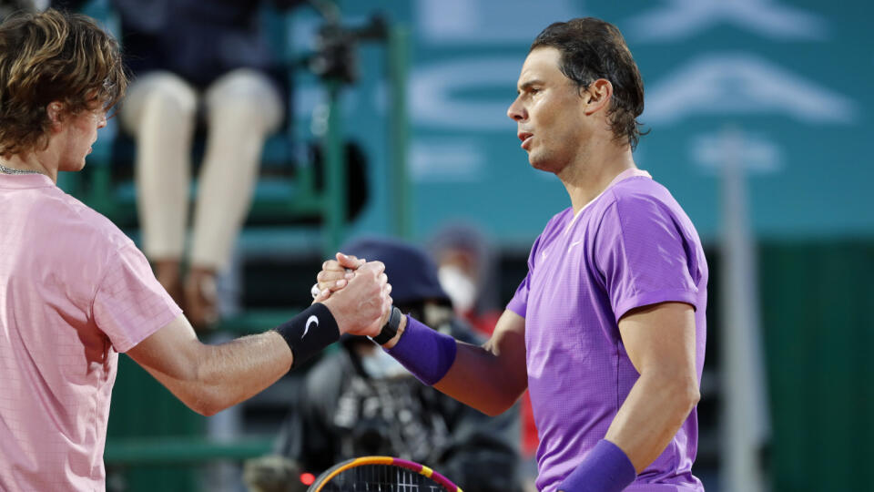 WA 24 Monako - Ruský tenista Andrej Rubľov (vpravo) a Španiel Rafael Nadal si podavajú ruky po štvrťfinálovom zápase mužskej dvojhry na tenisovom turnaji ATP Monte Carlo Masters v Monaku v piatok 16. apríla 2021. Rubľov zvíťazil v troch setoch 6:2, 4:6 a 6:2. FOTO TASR/AP
Rafael Nadal of Spain shakes hands with Andrey Rublev of Russia, left, at the end of their quarterfinal match of the Monte Carlo Tennis Masters tournament in Monaco, Friday, April 16, 2021. Rublev defeated Nadal 6-2/4-6/6-2.