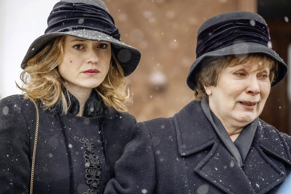 Manželka a matka. Vo filme stvárňujú dôležité ženy v živote mafiána z Telgártu herečky Anna Javorková a Rebeka Poláková.