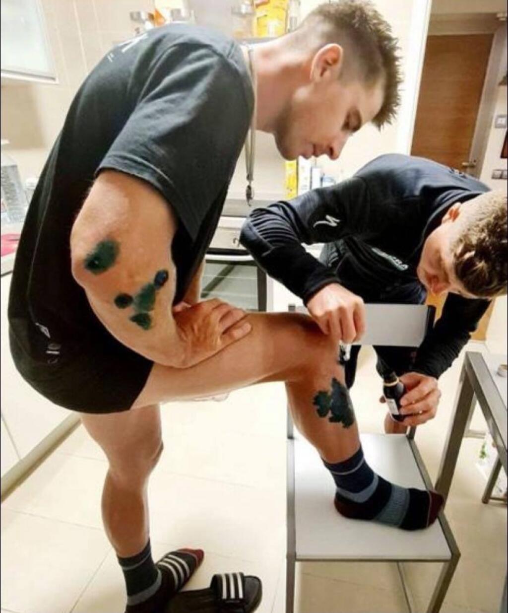 Sagan miesto darčeka, dostal na narodeniny poranenia. Tie mu ošetruje jeho brat Juraj.
