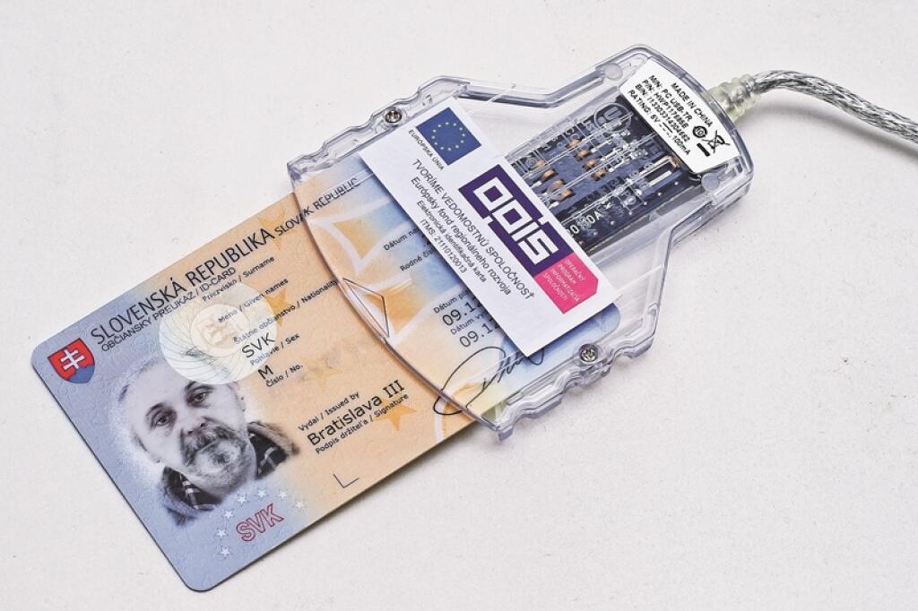 Na ilustracnej snimke novy Obciansky preukaz obsahujuci cip, ktory umoznuje obcanovi elektronicky komunikaciu s uradmi statnej spravy.