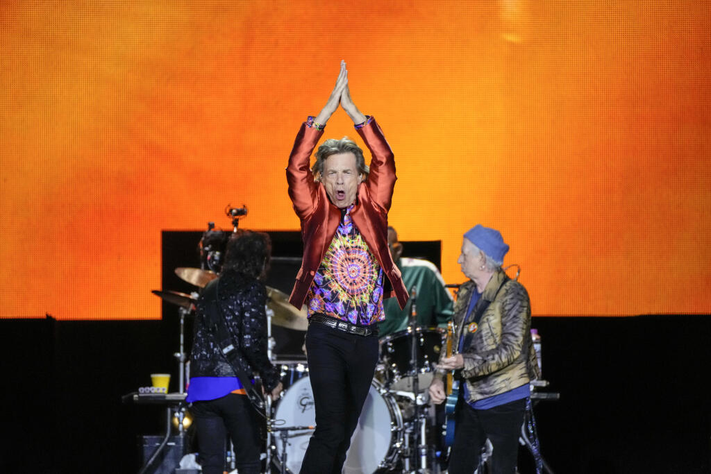WA 21 Madrid - Spevák britskej rockovej skupiny The Rolling Stones Mick Jagger (druhý zľava), gitarista Ronnie Wood (vľavo), bubeník Steve Jordan (druhý sprava) a gitarista Keith Richards (vpravo) vystupujú počas koncertu v Madride v stredu 1. júna 2022. The Rolling Stones odštartovali v stredu v španielskej metropole európske turné k 60. výročiu svojho vzniku. Séria koncertov s názvom Sixty bude zahŕňať 14 vystúpení v desiatich krajinách. Ide o prvé turné tejto londýnskej formácie od smrti jej
