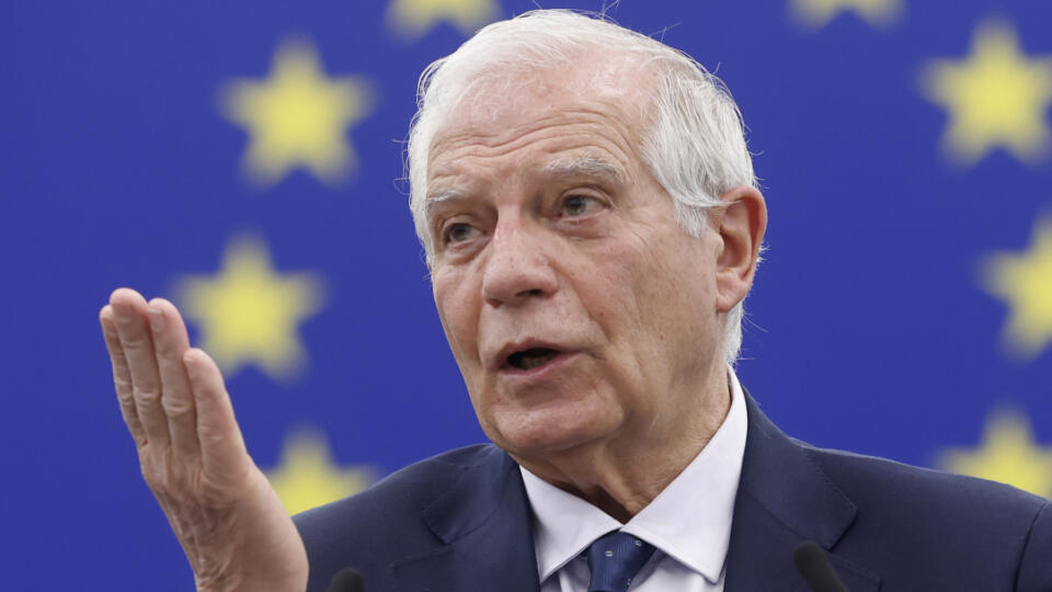 Na snímke šéf európskej diplomacie Josep Borrell hovorí na zasadnutí Európskeho parlamentu venovanom prvému roku po ruskej invázii na Ukrajinu, 15. februára 2023 v Štrasburgu. FOTO TASR/AP