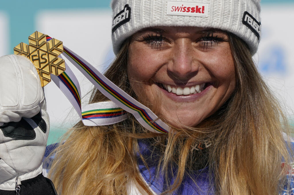Suterová pózuje so zlatou medailou, ktorú získala v zjazde na majstrovstvách sveta v talianskom stredisku Cortina d'Ampezzo.
