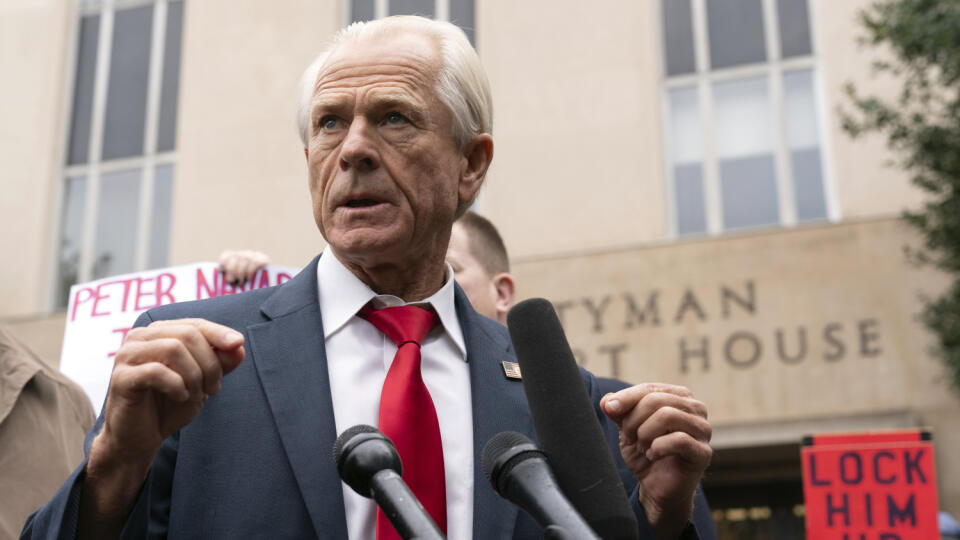 KK35 Washington - Na snímke bývalý poradca amerického exprezidenta Donalda Trumpa Peter Navarro hovorí k novinárom po odchode zo súdu 25. januára 2024 vo Washingtone. Bývalého poradcu amerického exprezidenta Donalda Trumpa Petra Navarra vo štvrtok odsúdili na štyri mesiace väzenia za to, že odmietol spolupracovať pri vyšetrovaní útoku davu na washingtonský Kapitol zo 6. januára 2021. Zároveň dostal pokutu 9500 dolárov. FOTO TASR/AP
Former Trump White House official Peter Navarro talks to the med