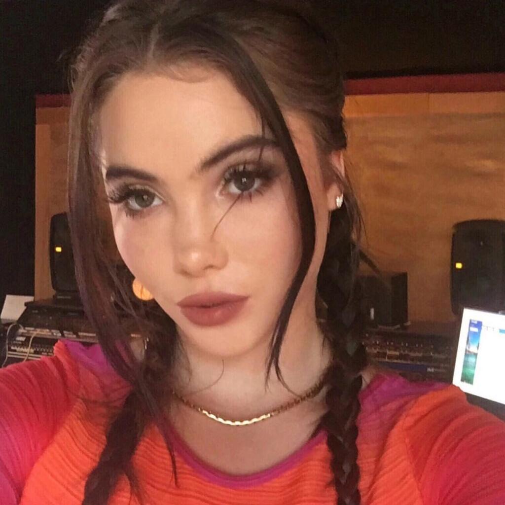 Sexi McKayla Maroney sa opäť vyz'vyvo prezentuje na sociálnych sieťach.