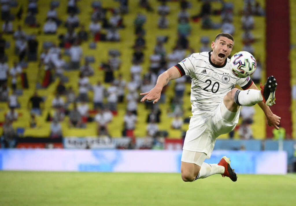 KK55 Mníchov - Nemecký futbalista Robin Gosens s loptou počas zápasu základnej F-skupiny Francúzsko - Nemecko na ME vo futbale 15. júna 2021 v Mníchove. FOTO TASR/AP
Germany's Robin Gosens tries to control the ball during the Euro 2020 soccer championship group F match between Germany and France at the Allianz Arena stadium in Munich, Tuesday, June 15, 2021. (Franck Fife/Pool via AP)
