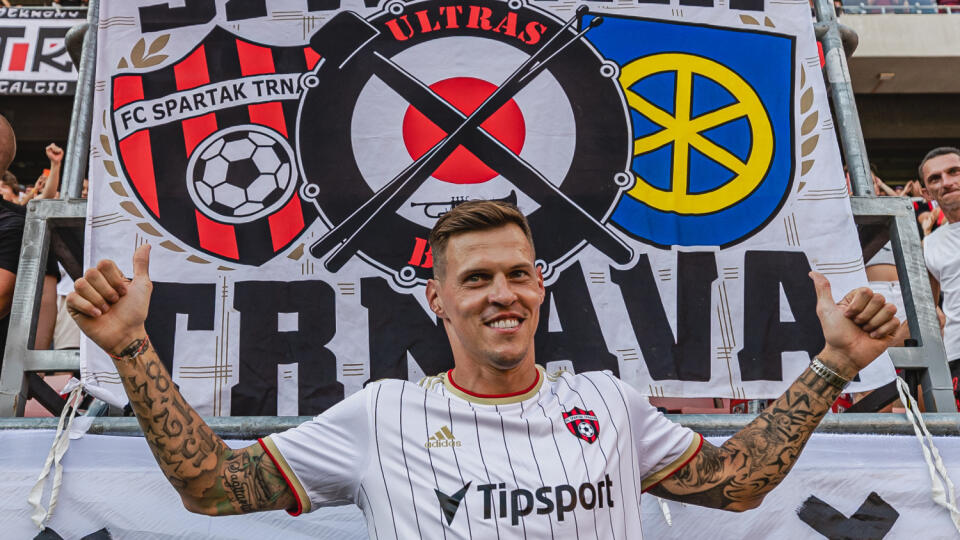 Slovenský futbalový reprezentant Martin Škrtel podpísal na jeden rok zmluvu s futbalovým klubom FC Spartak Trnava. Pred začiatkom zápasu Fortuna ligy medzi domácim Spartakom a Zlatými Moravcami pozdravil fanúšikov na štadióne.
