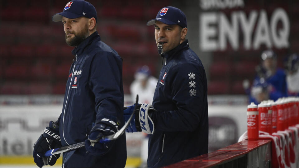 Na snímke asistenti trénera zľava Andrej Podkonický a Peter Frühauf sledujú tréning na ľade počas zrazu slovenskej hokejovej reprezentácie v  Trenčíne v utorok 25. apríla 2023. FOTO TASR - Radovan Stoklasa
