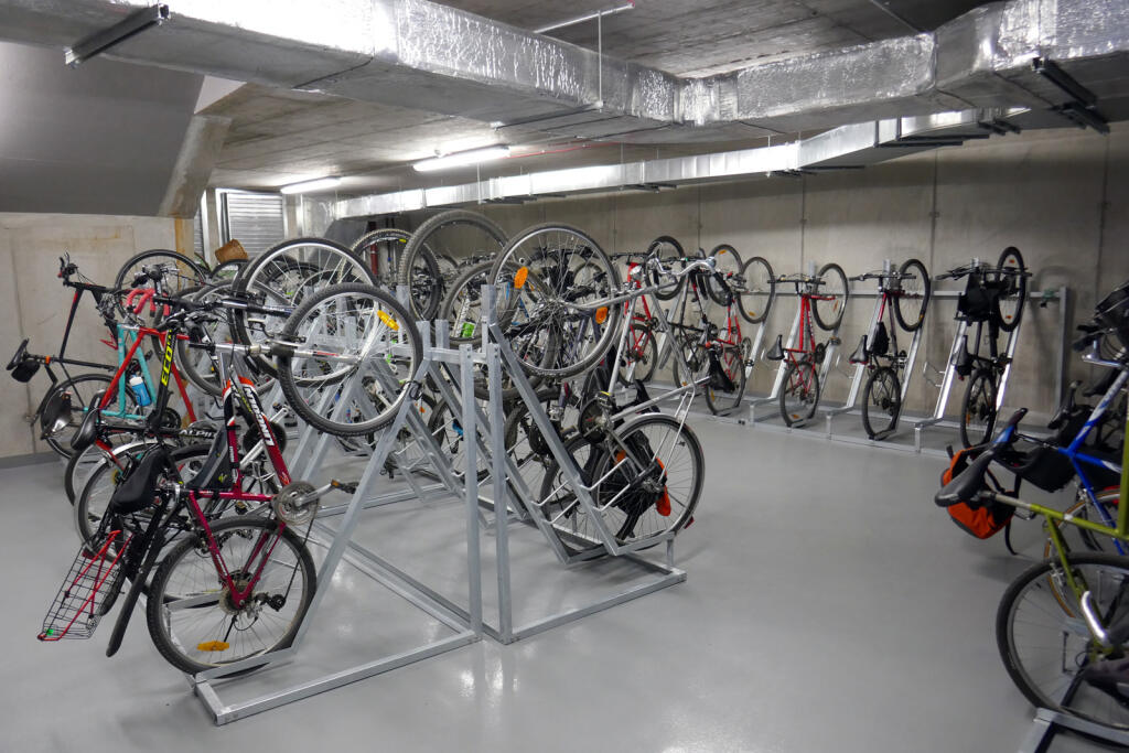Nová centrála ČSOB v Zuckermandli - garáž pre bicykle so šatňami a sprchami