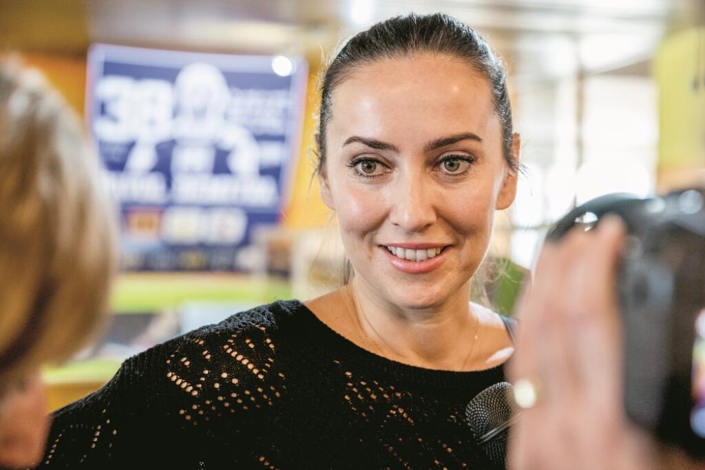 Na snimke Maria Demitrova pocas svojej navstevy Zakladnej skoly Pavla Demitru v Dubnici nad Vahom, v den nedozitych 42 narodenin tohoto tragicky zosnuleho slovenskeho hokejistu.