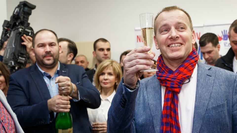 Volebná noc v strane Sme rodina. Predseda strany Boris Kollár a aj Peter Pčolinský mali dôvod na radosť.
