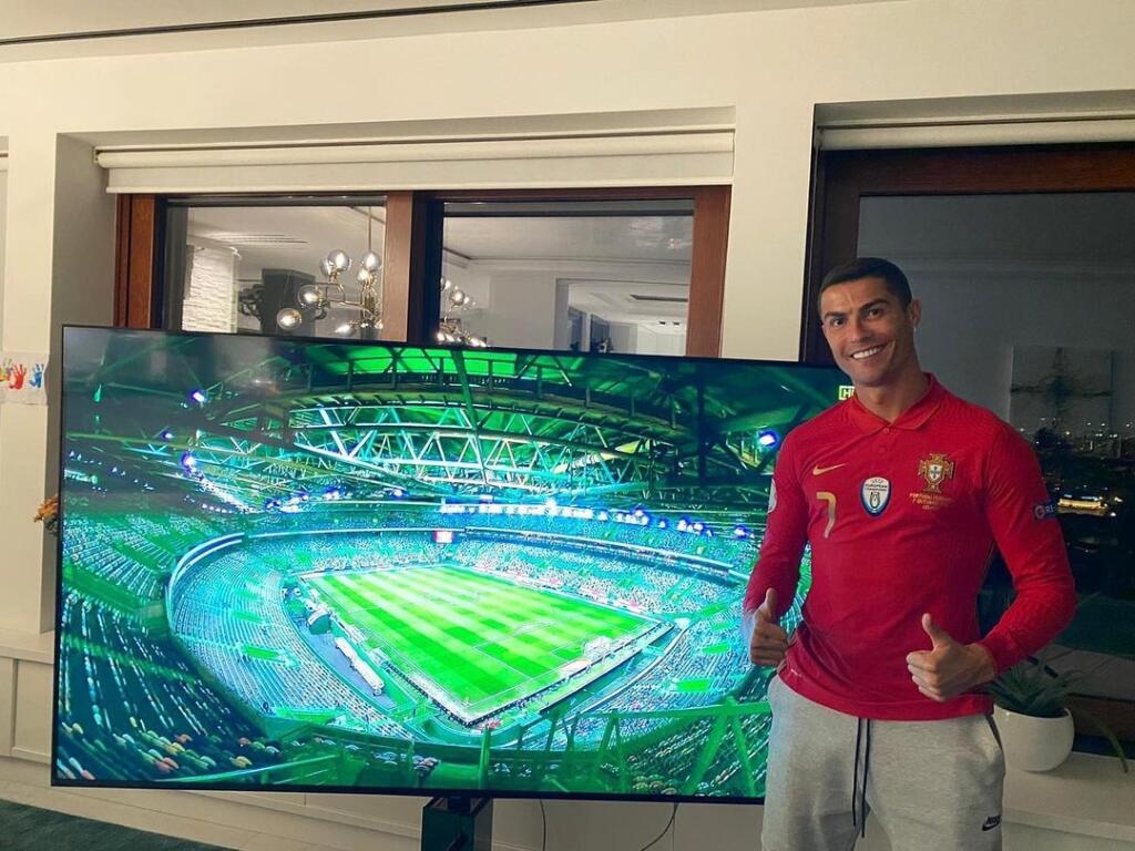 Na takejto televízii sleduje doma zápasy ROnaldo.