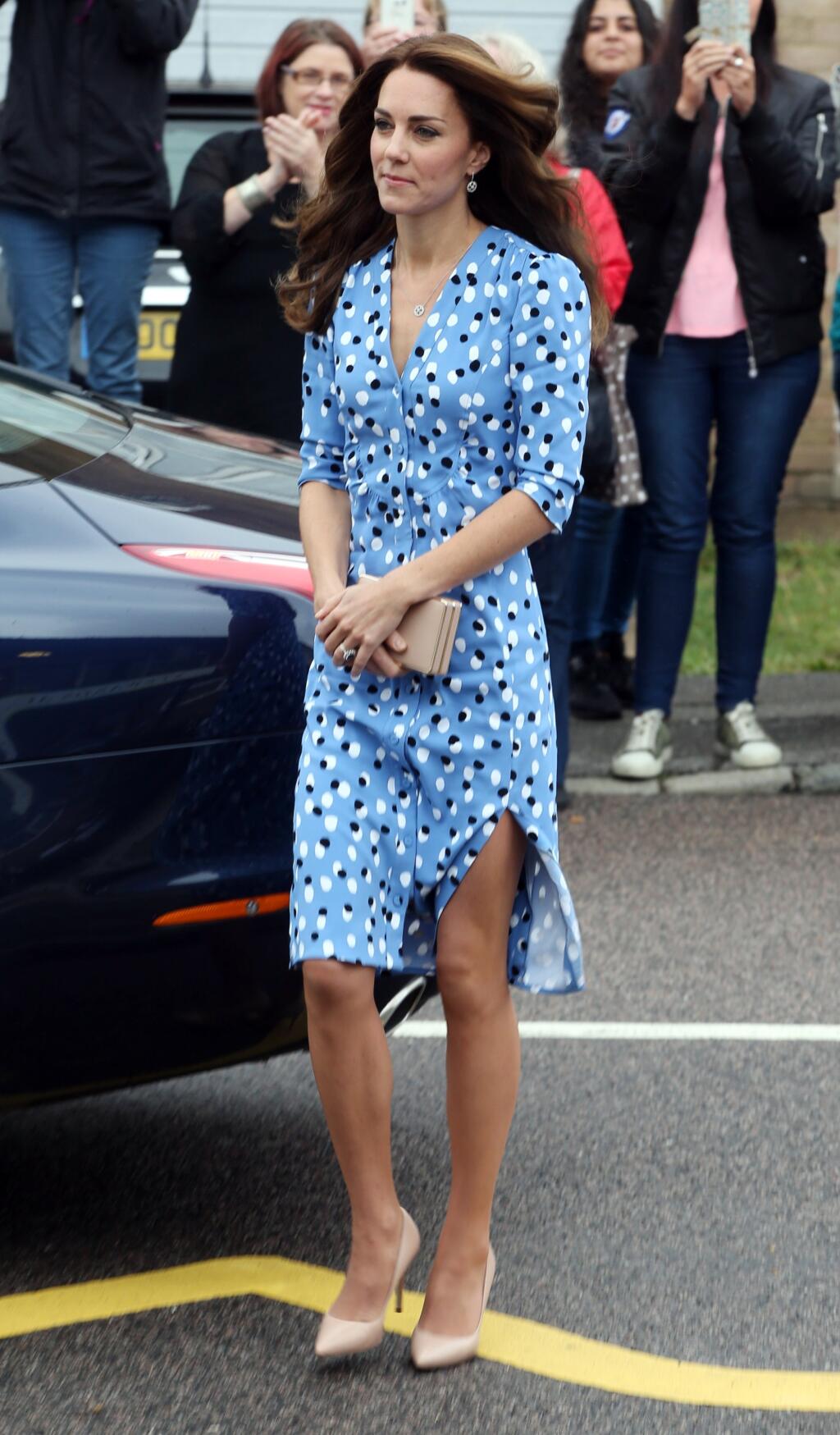 Vojvodkyňa Kate Middleton bravúrne ovláda tajomstvo modrej. Vyberá si rôzne odtiene podľa príležitosti a v každom je neprehliadnuteľná, pekná a šťastná.