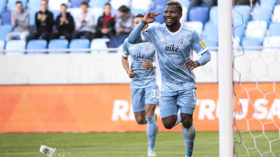 Na snímke zľava Ezekiel Henty (Slovan) sa raduje po strelení gólu v zápase 12. kola Fortuna ligy ŠK Slovan Bratislava - MFK Tatran Liptovský Mikuláš v Bratislave v nedeľu 24. októbra 2021. FOTO TASR - Pavel Neubauer