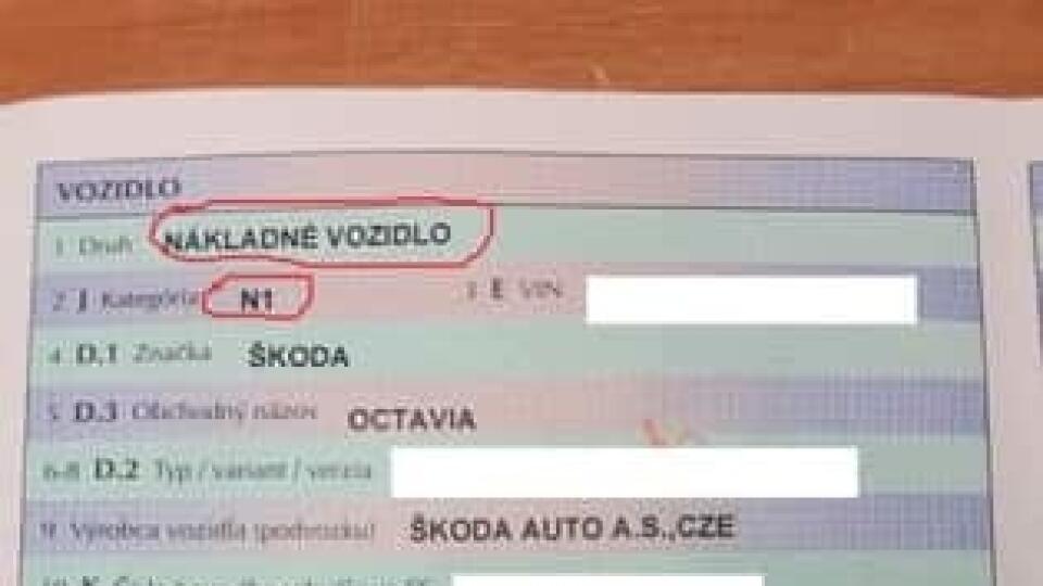 Na fotografii niečo nesedí, uhádnete čo?