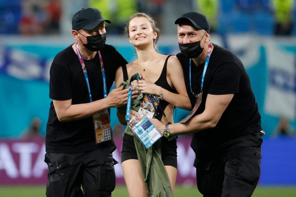 Neznáma žena sa prechádzala po ihrisku, kým ju nespacifikovala bezpečnostná služba organizátorov.