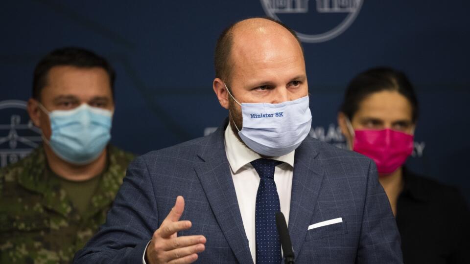 Na snímke zľava náčelník Generálneho štábu Ozbrojených síl SR Daniel Zmeko, minister obrany SR Jaroslav Naď (OĽaNO) a ministerka spravodlivosti SR Mária Kolíková (Za ľudí) počas tlačovej konferencie po rokovaní 44. schôdze vlády SR k celoplošnému testovaniu na nový koronavírus v Bratislave 18. októbra 2020. FOTO TASR - Jaroslav Novák