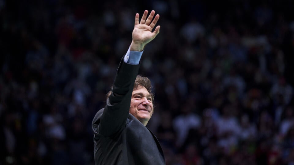 WA 14 Madrid - Argentínsky prezident Javier Milei gestikuluje počas prejavu na zhromaždení pravicových strán, ktoré v súvislosti s nadchádzajúcimi eurovoľbami organizovala španielska krajne pravicová strana Vox v Madride v nedeľu 19. mája 2024. Španielsko žiada verejné ospravedlnenie od argentínskeho prezidenta Javiera Mileia, ktorý v nedeľu počas svojej návštevy Madridu nazval manželku španielskeho premiéra Pedra Sáncheza