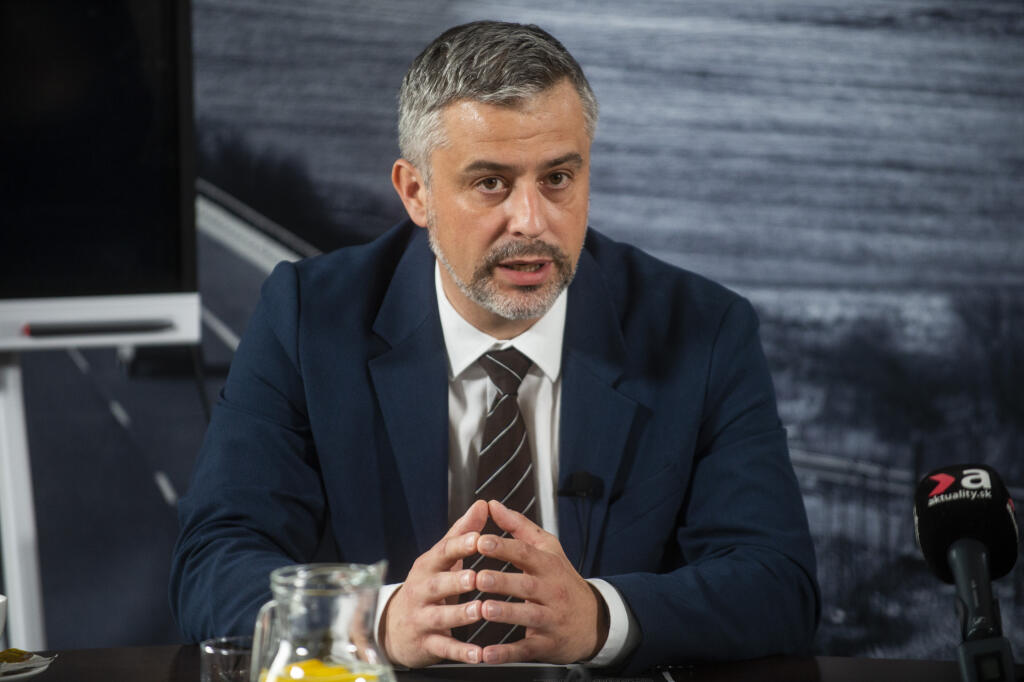 Na snímke člen predstavenstva Národnej diaľničnej spoločnosti (NDS) Peter Peťko počas tlačovej konferencie NDS  na tému - Veľká dopravná operácia na D2 - Štartujeme opravy Mosta Lamač 13. mája 2022 v Bratislave. FOTO TASR - Jakub Kotian