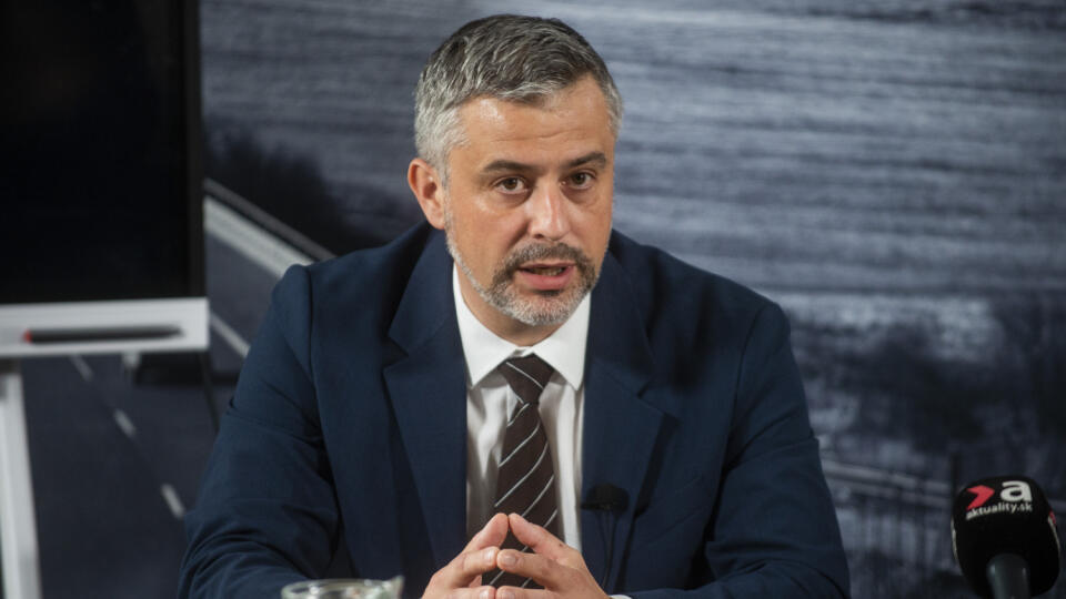 Na snímke člen predstavenstva Národnej diaľničnej spoločnosti (NDS) Peter Peťko počas tlačovej konferencie NDS na tému - Veľká dopravná operácia na D2 - Štartujeme opravy Mosta Lamač 13. mája 2022 v Bratislave. FOTO TASR - Jakub Kotian