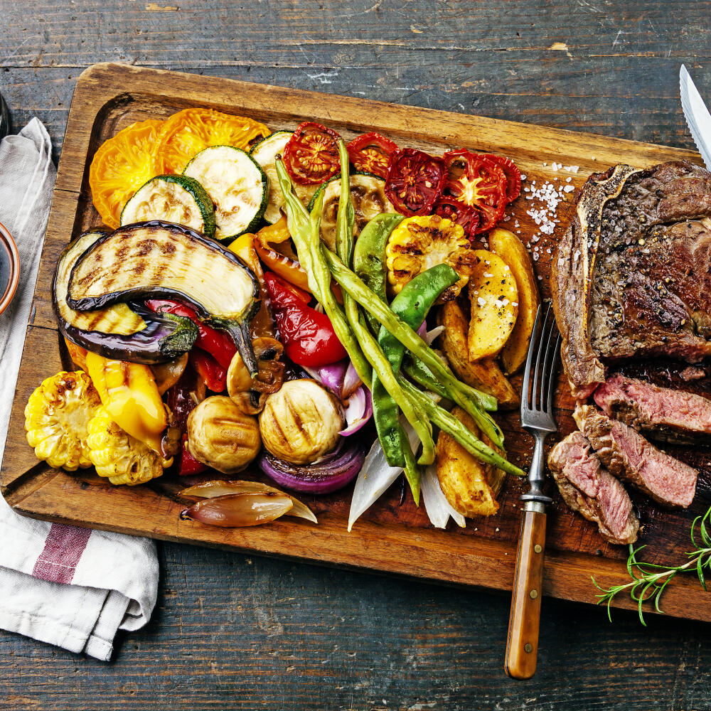 Steak s kukuricou a opekanou zeleninou