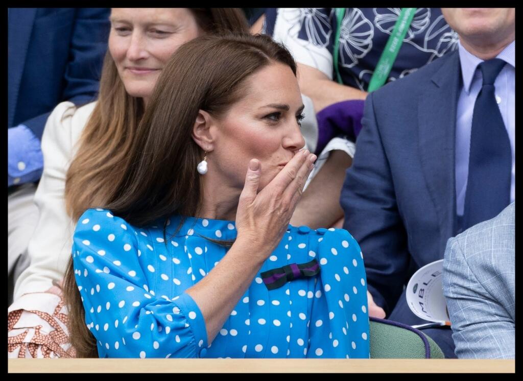Vojvodkyňa Kate na tribúne posielala aj pusinky.