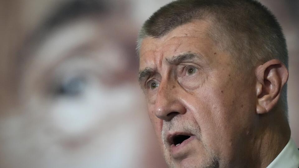 Český expremiér a líder kandidátky hnutia ANO Andrej Babiš hovorí počas tlačovej konferencie po parlamentných voľbách 9. októbra 2021 v Prahe.  Víťazom volieb do českej Poslaneckej snemovne sa stala pravicová koalícia SPOLU, ktorá tesne predstihla hnutie ANO doterajšieho premiéra Andreja Babiša. FOTO TASR/AP