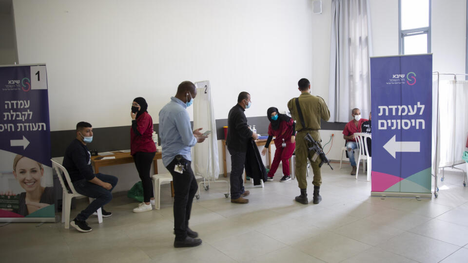 Izrael v pondelok začal s očkovaním palestínskych pracovníkov