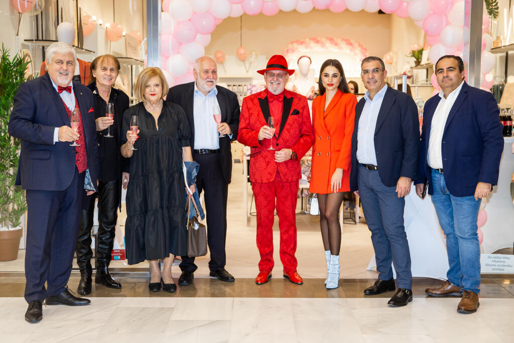 Slávnostné otvorenie butiku so spodným prádlom v Bratislave. Na snímke Oliver Andrásy, Jozef Ivaška, Marcela Laiferová, Jozef Oklamčák a Viktória Podmanická.