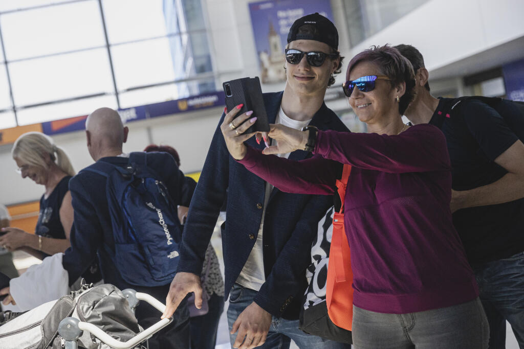 Hráčí seniorskej reprezentácie prileteli po skončení účinkovania na Majstrovstvách sveta v ľadovom hokeji vo Fínsku späť do Bratislavy. Na letisku ich čakala početná skupinka fanúšikov.