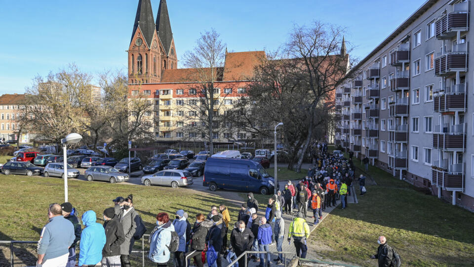 WA 26 Frankfurt nad Odrou - Poľskí pendleri čakajú v rade na testovanie na ochorenie COVID-19 na nemecko-poľskom hraničnom priechode vo Frankfurte nad Odrou v pondelok 22. marca 2021. a Koc