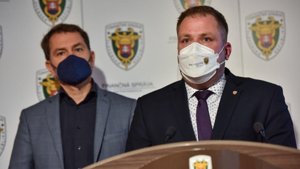 Na snímke zľava minister financií SR Igor Matovič (OĽANO) a prezident Finančnej správy (FS) SR Jiří Žežulka počas tlačovej konferencie na tému Rok zmien na finančnej správe 1. decembra 2021 v Bratislave. FOTO TASR - Pavol Zachar