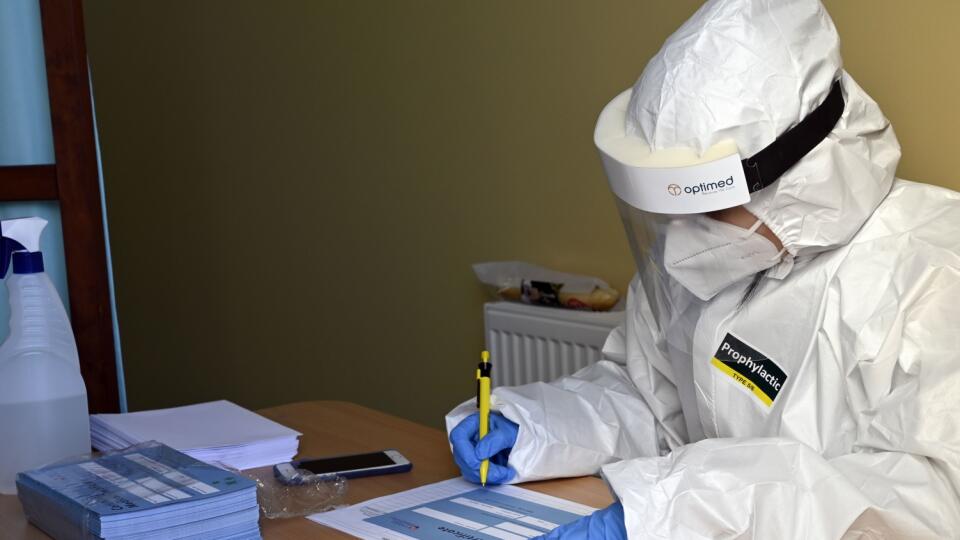 Na Slovensku sa začalo štvrté dobrovoľné kolo testovania na ochorenie Covid-19. Uskutoční sa v dňoch 21. až 22. novembra od 8.00 do 20.00 v takmer 500 mestách a obciach, v ktorých v rámci posledného testovania bol podiel pozitívnych testov viac ako 1 percento. Na snímke testovanie antigénovými testami v obci Markovce v okrese Michalovce 21. novembra 2020. FOTO TASR – Roman Hanc
