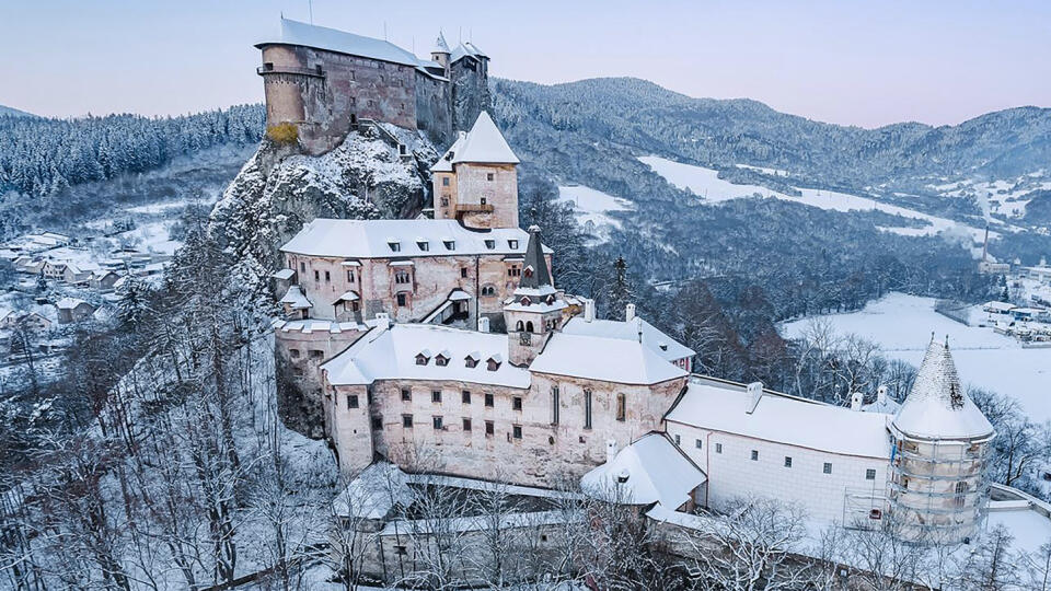 Oravský hrad. Neopakovateľná scenéria láka na sever Slovenska aj filmárov.