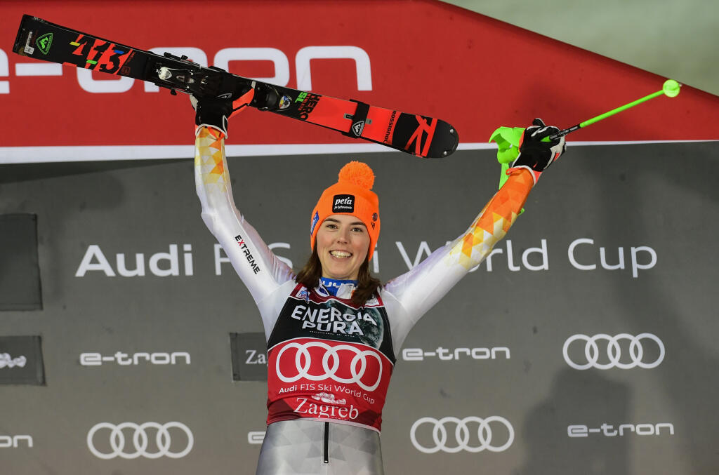 Slovenská lyžiarka Petra Vlhová sa teší na pódiu po triumfe v utorkovom slalome Svetového pohára alpských lyžiarok v Záhrebe v utorok 4. januára 2022. Dosiahla 24. víťazstvo a 51. pódiové umiestnenie v pretekoch prestížneho seriálu.