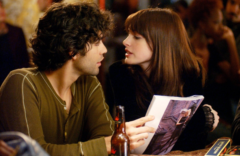 Adrian Grenier a Anne Hathaway vo filme Diabol nosí Pradu (2006).