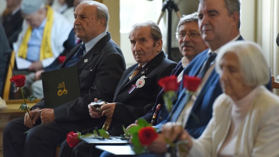 Politickí väzni a prenasledovaní komunistickým režimom si prevezmú dekréty veteránov protikomunistického odboja