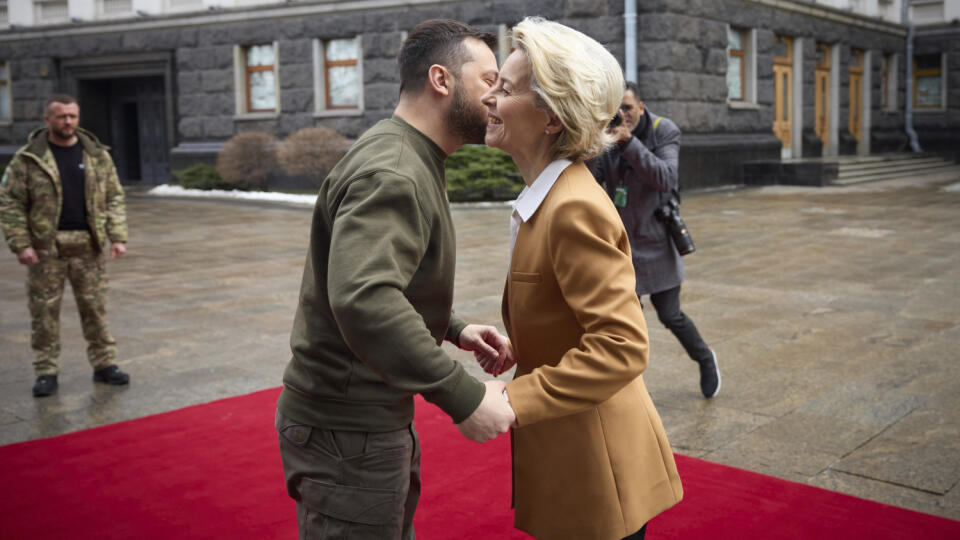 Na snímke sprava predsedníčka Európskej komisie (EK) Ursula von der Leyenová a ukrajinský prezident Volodymyr Zelenskyj sa vítajú v ukrajinskom Kyjeve 2. februára 2023.
