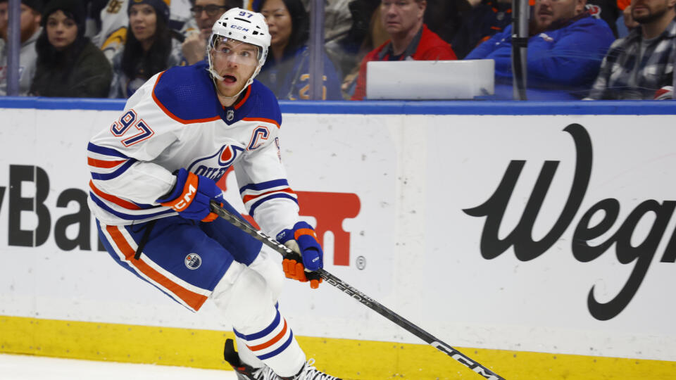 WA 2 Buffalo - Kapitán Edmontonu Oilers Connor McDavid korčuľuje s pukom v zápase zámorskej hokejovej NHL Buffalo Sabres - Edmonton Oilers v Buffale v pondelok 6. marca 2023. FOTO TASR/AP
Edmonton Oilers center Connor McDavid (97) carries the puck during the second period of an NHL hockey game against the Buffalo Sabres, Monday, March 6, 2023, in Buffalo, N.Y. (AP Photo/Jeffrey T. Barnes)