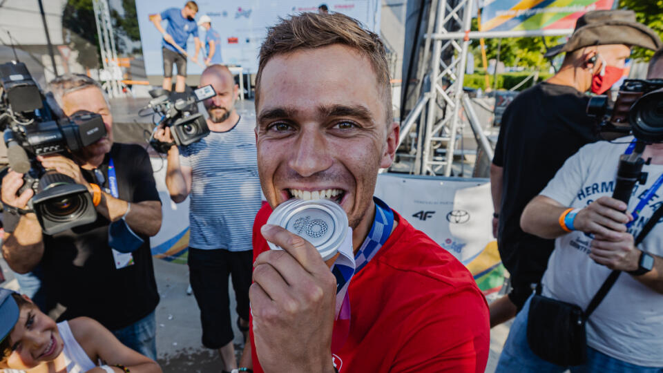 Slovenskí športovci, ktorí sa už vrátili domov z Hier XXXII. olympiády v Tokiu, sa stretli s návštevníkmi Olympijského festivalu v x-bionic sphere v Šamoríne. Na snímke vodný slalomár Jakub Grigar, ktorý v discipíne K1 získal striebornú medailu.