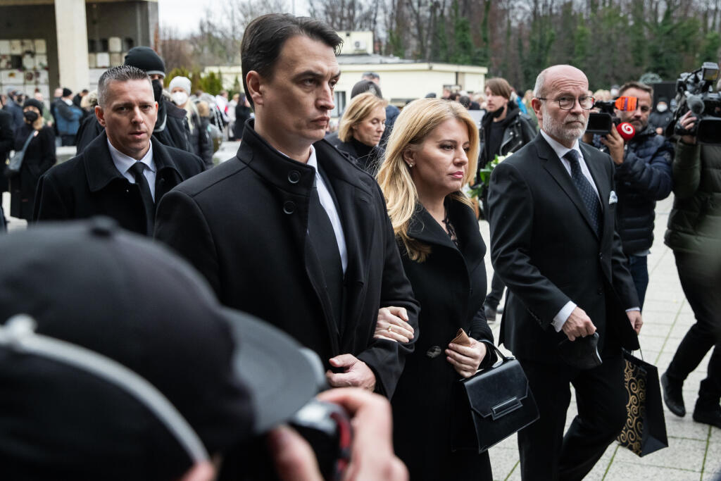 Pohreb speváka Miroslava Žbirku v pražskom krematóriu Strašnice. Na snímke Zuzana Čaputová a Juraj Rizman.