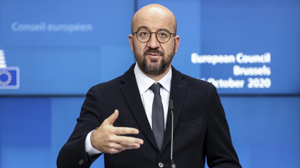 Predseda Európskej rady Charles Michel počas tlačovej konferencie na summite EÚ