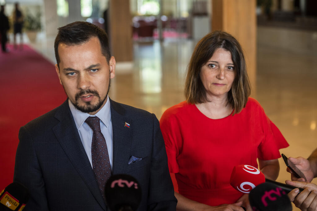 Na snímke koaliční poslanci Národnej rady (NR) SR sprava Jana Žitňanská a Juraj Šeliga (obaja Za ľudí) odpovedajú na otázky novinárov počas 66. schôdze parlamentu v Bratislave v utorok 14. júna 2022. FOTO TASR - Jaroslav Novák